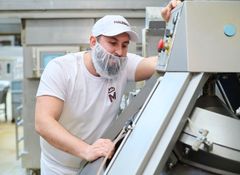 Azubi überwacht eine Maschine
