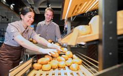 Auszubildende räumen Brötchen ein