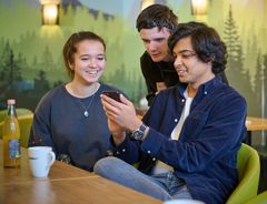 Azubis schauen auf ein Handy