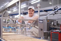 Azubi bedient Anlage in der Bäckerei