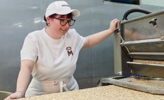 Azubi an einer Maschine Bäckerei 