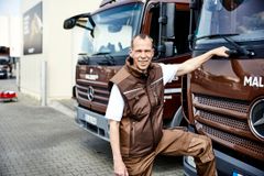 Lkw-Fahrer steht am Lkw 