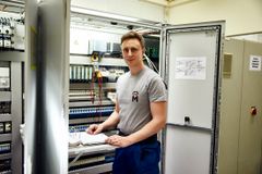 Elektriker am Schaltschrank einer Bäckerei