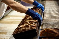 Brot auskasten in einer Bäckerei