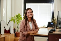 Mitarbeiterin am höhenverstellbaren Schreibtisch