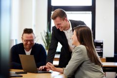 Mitarbeitende im Meeting