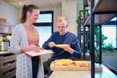 zwei Personen verkosten Kuchen