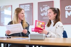 zwei Frauen mit Brotdose