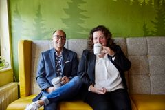 zwei Personen trinken Kaffee