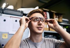 MALZERS Techniker mit Schutzbrille