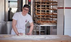 Bäcker Azubi bearbeitet Teig 
