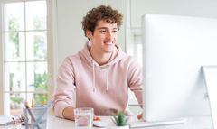 Azubi sitzt vor dem Rechner