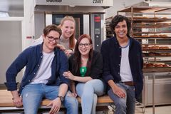 Azubi Gruppe sitzt zusammen und hat Spaß