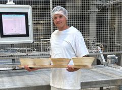 Portrait Mert Türkoglu mit Brotform Malzers Backstube