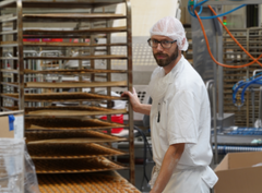 Jens Placzek, Malzers, an seinem Arbeitsplatz in der Konditorei
