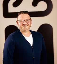 Michale Gallinat vor dem MALZERS Logo