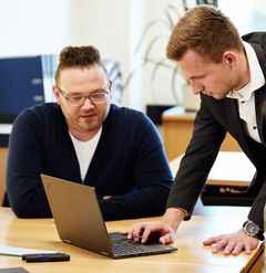 zwei Mitarbeiter checken Bewerbungsunterlagen