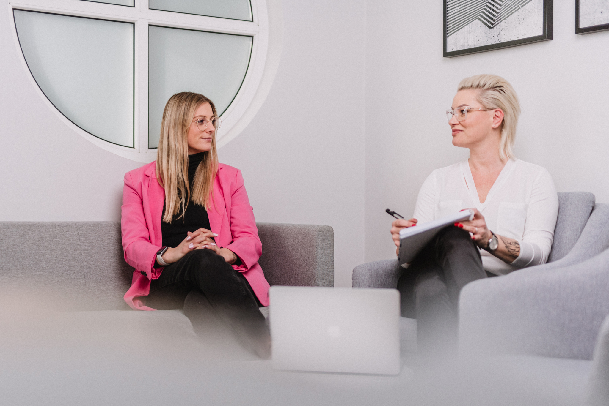 Panie siedzące na kanapie