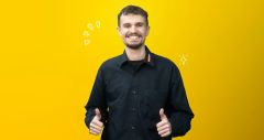Mann zeigt Daumen hoch