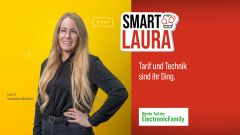 Linke Bildhälfte: Teamleiterin mit langen blonden Haaren vor gelbem Hintergrund. Rechte Bildhälfte (Schriftzüge): Smart Laura – Tarif und Technik sind ihr Ding.