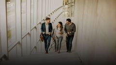 Leute lächeln und laufen eine Treppe hoch