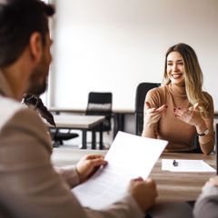 Bewerbungsgespräch zwischen einer männlichen und weiblichen Person