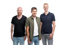 3 Männer, die in einer Reihe stehen und in die Kamera blicken