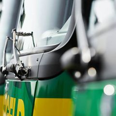 Nahaufnahme der Frontseite eines grünen LKW`s der Offergeld Flotte mit Fokus auf den Scheibenwischer
