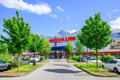 Bild vom Haupteingang und Fassade des Einrichtungshaus Ostermann in Witten 