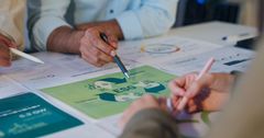 Besprechung zum Thema Nachhaltigkeit mit Unterlagen