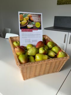 Birnen in einem Korb