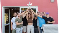 Passauer Wolf Team hält Pokal hoch