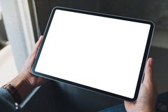 Mensch hält Tablet