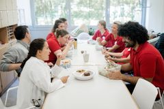 Gemeinsame Mittagspause - Mitarbeiter:innen beim Essen