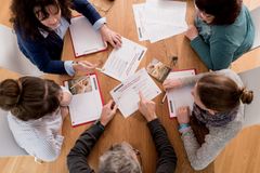 Mitarbeiter:innen sitzen am Tisch bei einer Fortbildung