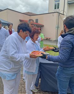 Als Dankeschön für ihren täglichen Einsatz gab es zum Tag der Pflege für die Mitarbeiter im Passauer Wolf Nittenau frisch gebackene Pizza von einem Foodtruck.