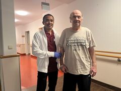 Rajan Suwal, Physiotherapeut im Passauer Wolf Bad Griesbach, mit einem Patienten.