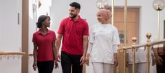 Team geht auf dem Flur