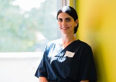 Pflegefachkraft betreut Seniorin in wohnlichem Pflegezimmer – professionelle Altenpflege mit Herz in moderner Pflegeeinrichtung