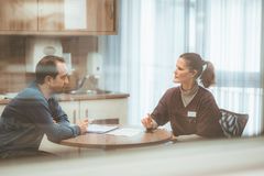 Pflegefachkraft im Gespräch mit Praxisanleiter – professionelle Anleitung und kollegiale Zusammenarbeit in der Pflegeausbildung