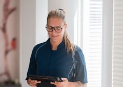 Pflege-Studentin im Bachelorstudium nutzt Tablet für digitales Lernen – moderne Pflegeausbildung, E-Learning und berufliche Vorbereitung im Gesundheitswesen