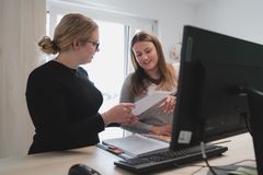 Zwei Studentinnen im Studiengang Management im Gesundheitswesen beim gemeinsamen Arbeiten – praxisorientiertes Studium, Teamarbeit und digitale Kompetenzen im Gesundheitssektor