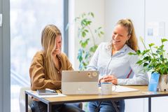 Trainee im Masterprogramm Projekt und Studium – Management und Führungskompetenz im Gespräch mit Mentorin – praxisnahe Weiterbildung, Führungsentwicklung und berufliche Perspektiven im Gesundheits- und Sozialwesen