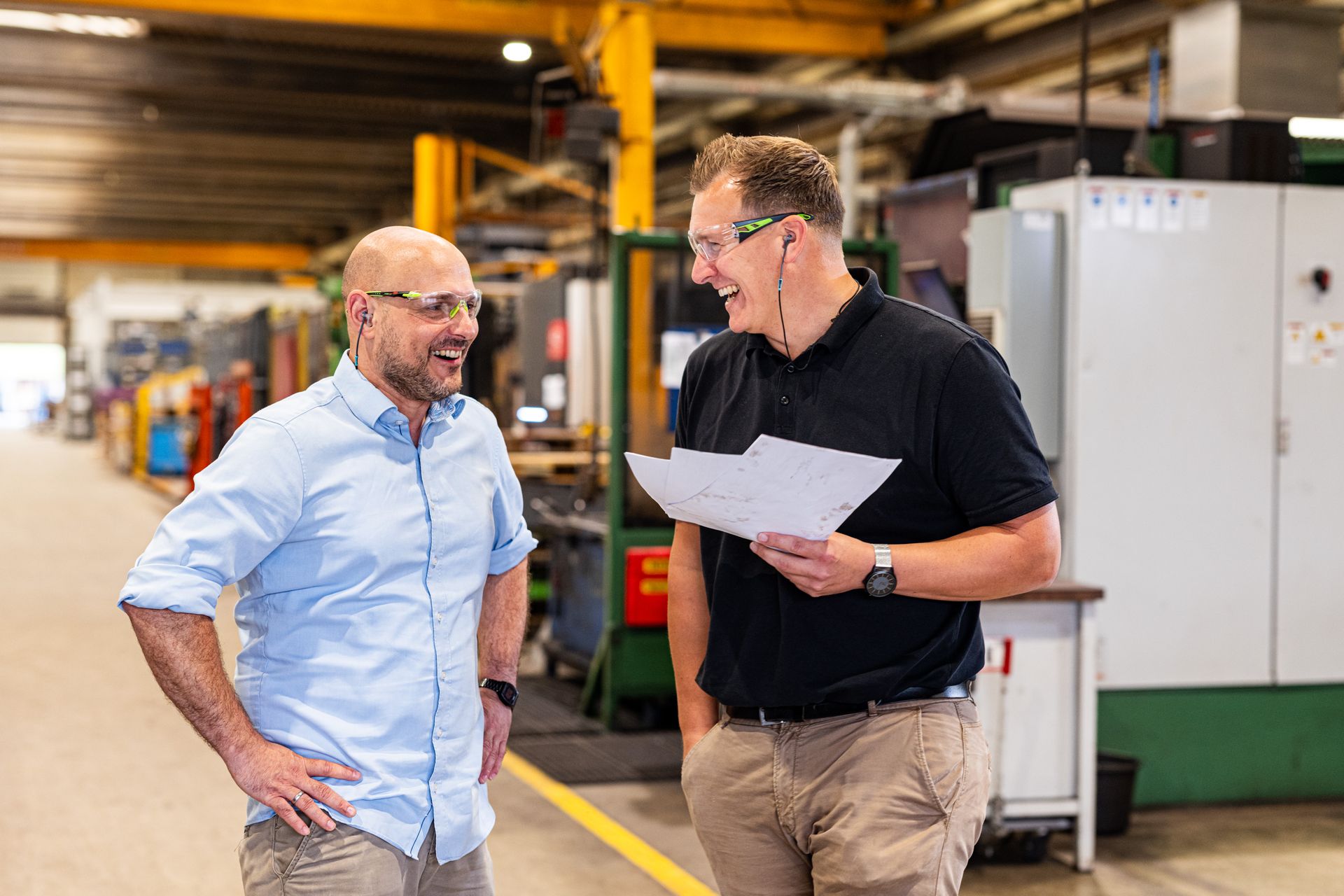 Peikko-Kollegen im Austausch in der Produktion in Waldeck