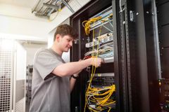 Mitarbeiter arbeitet an IT Hardware