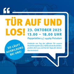 Quadratisches Plakat zum Tag der offenen Tür bei ProPotsdam am 23. Oktober 2025 von 13:00 bis 18:00 Uhr in der Pappelallee 4, 14469 Potsdam. In großen gelben Buchstaben steht: „TÜR AUF UND LOS!“. Weitere Infos: „So läuft Ausbildung bei uns!“ und Einladung zum Kennenlernen der Ausbildungsberufe, Azubis und Ausbilder mit Tipps zum Karrierestart. Hintergrundgrafik mit stilisierten Menschen und Gebäuden.