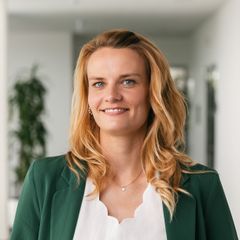 Eine junge Frau in weißer Bluse und grünem Blazer präsentiert sich als Recruiterin der ProPotsdam GmbH.