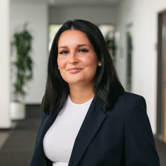 Eine junge Frau in weißem Top und schwarzem Blazer präsentiert sich als Recruiterin der ProPotsdam GmbH.