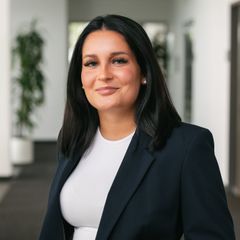 Eine junge Frau in  weißem Shirt schwarzem Blazer präsentiert sich als Recruiterin der ProPotsdam GmbH.