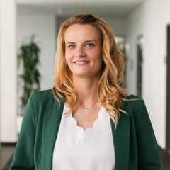 Eine junge Frau mit weißer Bluse und grünem Blazer präsentiert sich als Recruiterin der ProPotsdam GmbH.
